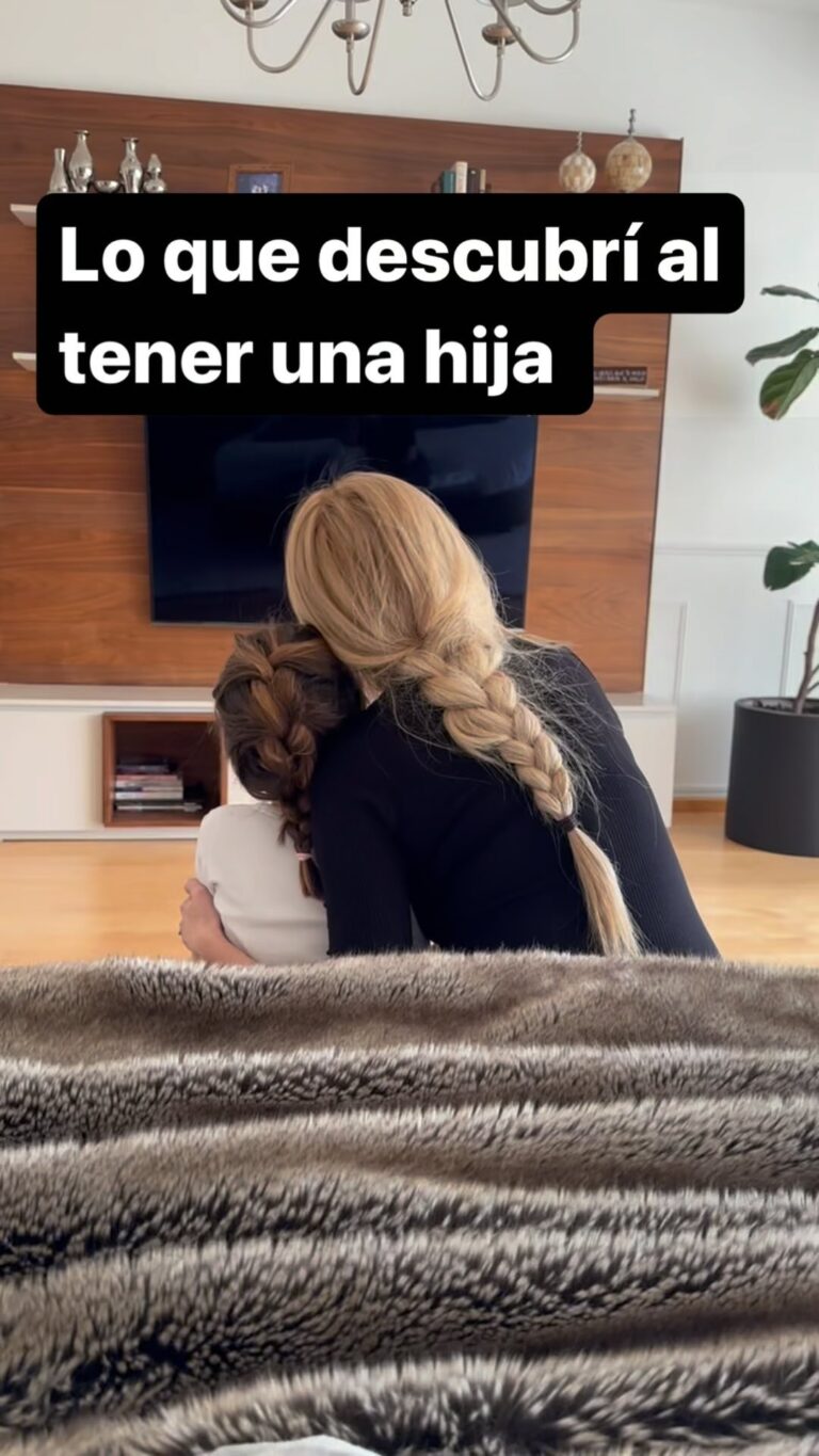 Shanik Aspe Instagram - Lo que descubrí al tener una hija ☝️❤️ Descubrí que tengo una compañera incondicional que siempre me toma de la mano y que aunque hoy solo tiene 3 años ya tenemos gustos similares y cientos de intereses en común 💄 👠 Descubrí que tengo una esponjita en casa que absorbe todo lo que le digo , lo que hago y lo que le enseño .🫣🤓☝️ Descubrí que sus recuerdos de infancia también serán míos 🥹 … y que aunque el tiempo pasa más rápido de lo que quisiera , se que lograremos que en el futuro cada momento juntas haya valido la pena. Carlotta te voy a amar hasta morir ♥️