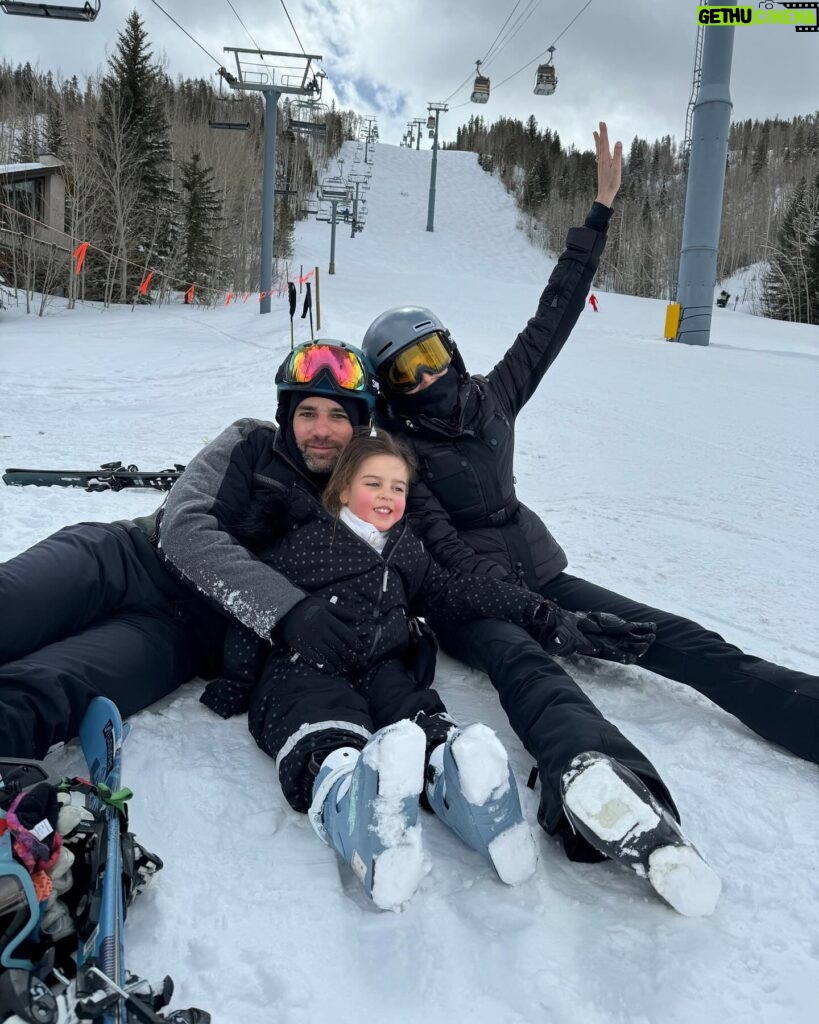 Shanik Aspe Instagram - El sueño de papá se hizo realidad! Carlotta con 3 añitos ya está esquiando por primera vez . Recuerdos para el corazón ❤️