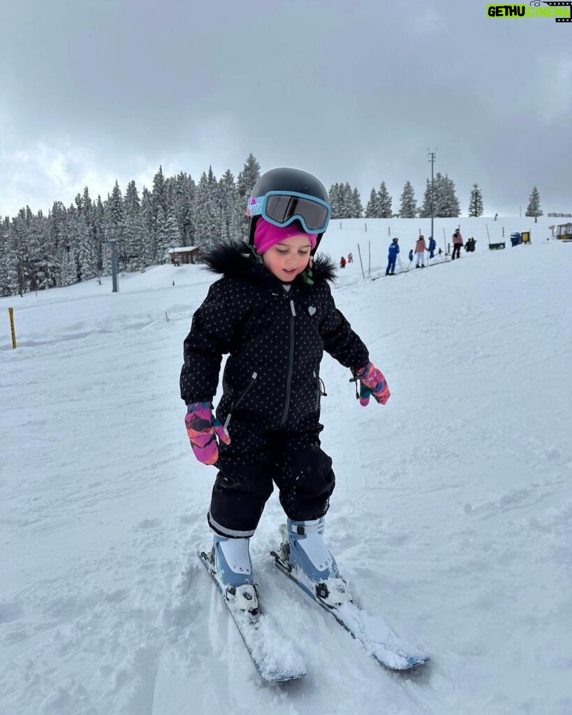 Shanik Aspe Instagram - El sueño de papá se hizo realidad! Carlotta con 3 añitos ya está esquiando por primera vez . Recuerdos para el corazón ❤️