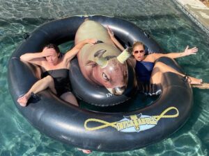 Shannen Doherty Instagram - Ride the bull she said. It’s fun she said...... Repost from @sarahmgellar
•
I’m just saying... don’t knock it till you’ve tried it. It’s harder than it looks @theshando #inflatabull #quaranpurchse