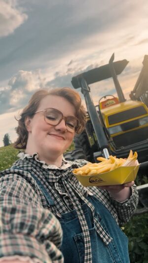 Shannon Purser Instagram - McCain heard you wanted to #Bringbackbarb, so I’m back to tell you something important!

Earth loses acres of healthy soil to erosion every second, so McCain is changing the way it grows potatoes-using regenerative agriculture to bring healthy soil back to our planet. Because together, we can bring back anything. Even me! 🍟 #nationalfrenchfryday #ad