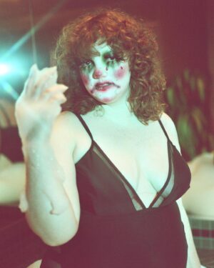 Shannon Purser Instagram - I’m down to clown, baby. 🤡🖤

✨pt. 1✨

🖤 shot by the incredible @peggyshootsfilm 

🖤 makeup by the sensational @downtoclownmakeup

🖤 nails by the iconic @fresh.claws