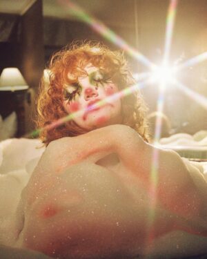 Shannon Purser Instagram - I’m down to clown, baby. 🤡🖤

✨pt. 1✨

🖤 shot by the incredible @peggyshootsfilm 

🖤 makeup by the sensational @downtoclownmakeup

🖤 nails by the iconic @fresh.claws