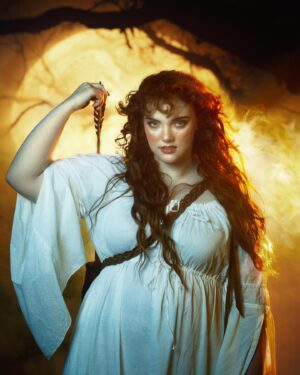 Shannon Purser Instagram - PART ONE:

🩸”Fear and bravery are often one and the same. It either makes you a warrior or a coward. The only difference is the person it resides inside.”🩸

I have been obsessed with fantasy for as long as I can remember. I have so many fond memories of scouring the library for magical books I hadn’t read yet. I would bring my novels to school, to restaurants, everywhere. 

As I fell in love with movies and games and tv, I spent less time with books. But a few months ago I found the Blood and Ash series from @jennifer_l_armentrout and fell hard and fast. I immediately related to Poppy and her journey to finding herself after years of indoctrination. And, of course, I knew I had to do a cosplay shoot. 

Shout out to the incredible team who made this shoot possible! 

Photography: @emackphoto 
Production: @esodette 
Makeup: @downtoclownmakeup 
Hair: @gingerbythesea