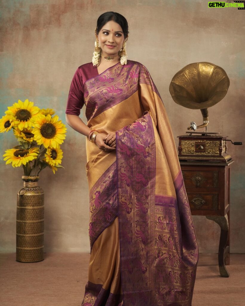 Sharanya Turadi Instagram - Aren’t we all living a vintage dream? Journey through time where the past meets the future with Mokshaa’s Retro Futurism marvel! This beautiful rust gold saree, embellished with a peacock border, paired effortlessly with a chic maroon blouse, invites you to explore a fusion of vintage charm and futuristic style. DM to place your orders and check out the link in our bio for more ! #saree #indiansaree #ethnicwear #womensaree #mokshaa #sharanyaturadi #sharanyaturadi_official #sharanya #fashion #fashionmodel