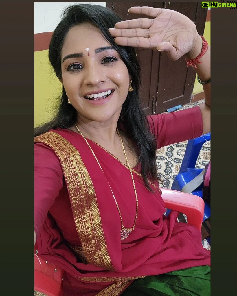 Sharanya Turadi Instagram - Vanakkam da maapla 🫡 Shooting spot la irunthu 😍 Loved this traditional pathakkam chain from @chennai_jazz ✨️ #pandianstoresserial #thangamayil