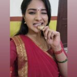 Sharanya Turadi Instagram – Vanakkam da maapla 🫡 
 Shooting spot la irunthu 😍

Loved this traditional pathakkam chain from @chennai_jazz ✨️

#pandianstoresserial #thangamayil