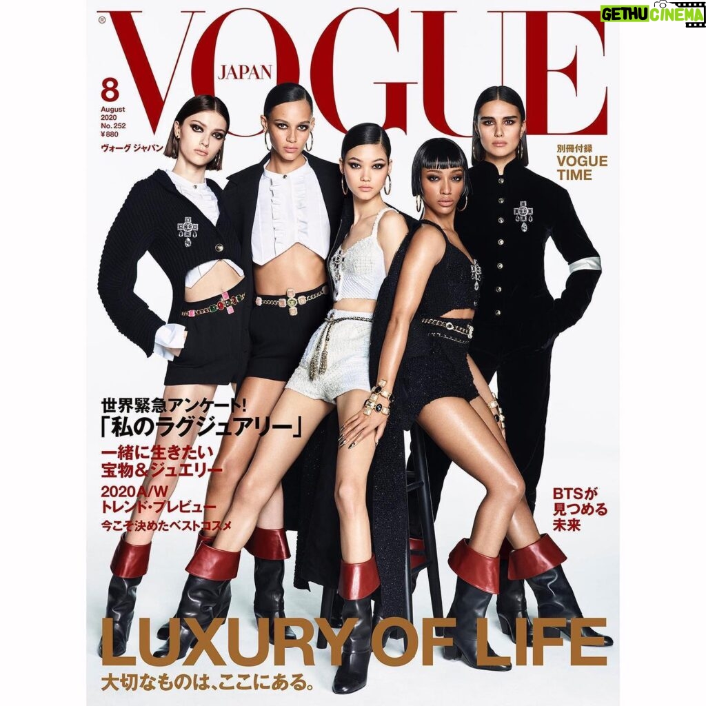 Shay Instagram - J’ai un sentiment partagé en postant ma première cover pour Vogue 🇯🇵 au vu de tout ce qui se passe dans le monde aujourd’hui. D’un côté, j’ai une immense fierté d’être la première artiste noire francophone à le faire, mais de l’autre je suis triste qu’on en soit encore au stade où ça puisse être inédit. À chaque fois que je saisi une opportunité longtemps inaccessible à mes semblables, j’ai l’espoir que ça permette à d’autres après moi de bénéficier des mêmes opportunités. Le combat pour la diversité et l’égalité se mène sur tous les fronts ! Un grand merci à @luigiandiango , @luigimurenu @annadellorusso @voguejapan qui n’ont pas attendu que Black lives matter soit un sujet de société pour shooter cette cover il y a quelques mois 🤎 Love you forever 🙌🏽🥰