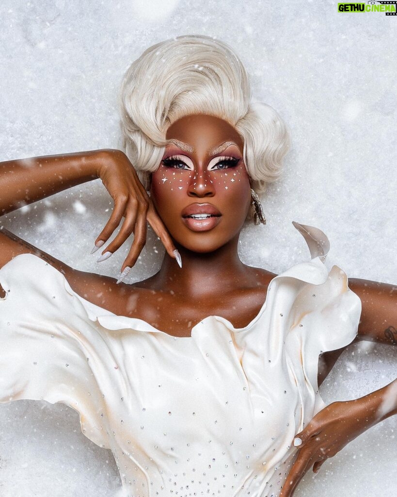 Shea Couleé Instagram - It that time of year! Are you wanting to be a gorgeous glowing diva with sparkling skin this winter? #slaybutter is back in stock and just in time for the Holidays! Whether you’re personally looking for the gift of glowing skin, or thinking of a gift for a loved one #slaybutter has got you covered! Hand made with love by @quietgirlsoap using ethically sourced shea butter that’s whipped to perfection and combined with derma-safe glitter, this moisturizer will give you the perfect glow to withstand the harsh winter elements. Visit sheacoulee.com/shop to place your order today! Link in bio ❄️