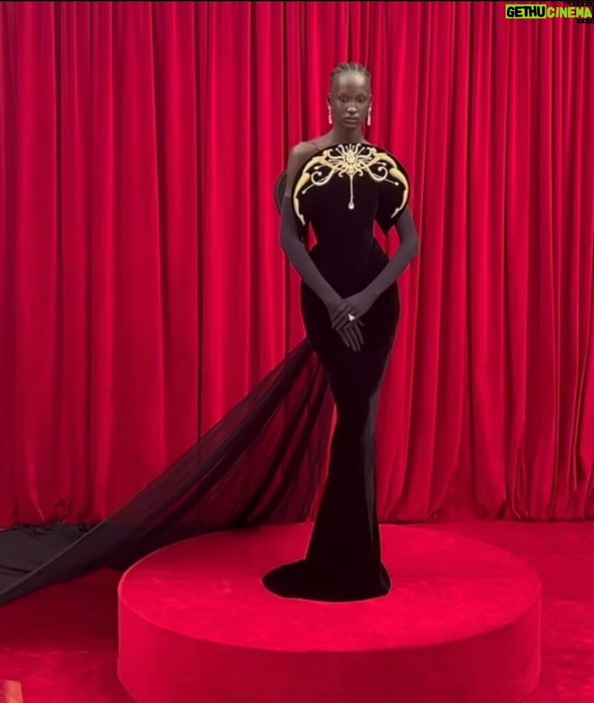 Shea Couleé Instagram - Happy Valentines Day! Which is a perfect day to remind you all that we are kicking off The Love Ball in just over a week! This show has been nothing short of a labor of LOVE. This incredible cast and team have been working tirelessly to curate an incredibly unique experience for the fans! TRUST me when I say you WON’T want to miss this! New York City is SOLD OUT. However, there are tickets still available for Chicago and Atlanta! If you are in town and available, please support my small black owned business and a cast full of incredible black talent during this years Black History Month. 💋💖💋 Tickets available at sheacoulee.com Artwork by @adamjohannessons