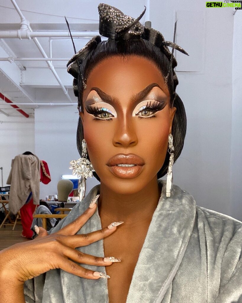 Shea Couleé Instagram - Feeling like a legendary legend this Saturday.
