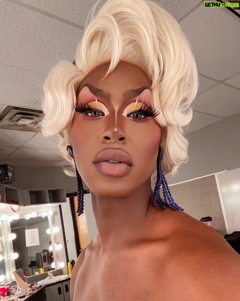 Shea Couleé Instagram - It that time of year! Are you wanting to be a gorgeous glowing diva with sparkling skin this winter? #slaybutter is back in stock and just in time for the Holidays! Whether you’re personally looking for the gift of glowing skin, or thinking of a gift for a loved one #slaybutter has got you covered! Hand made with love by @quietgirlsoap using ethically sourced shea butter that’s whipped to perfection and combined with derma-safe glitter, this moisturizer will give you the perfect glow to withstand the harsh winter elements. Visit sheacoulee.com/shop to place your order today! Link in bio ❄️
