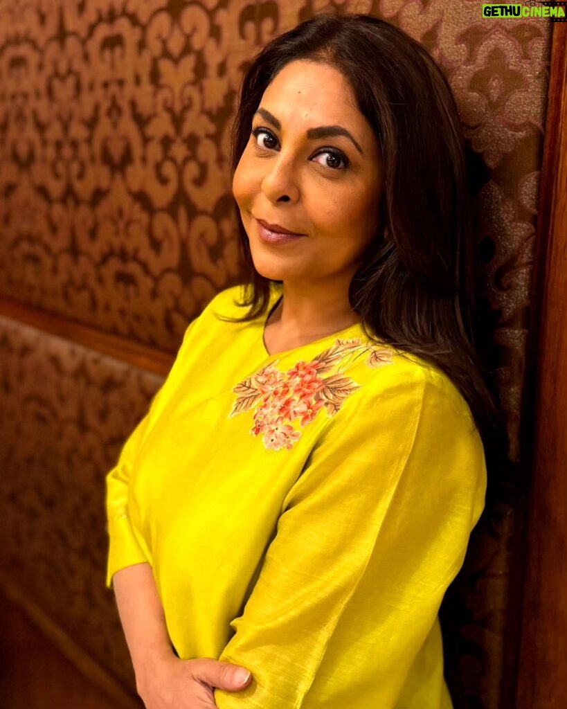 Shefali Shah Instagram - 💚 Hair: @swami.hair.artistry Outfit: @stitched_poetry