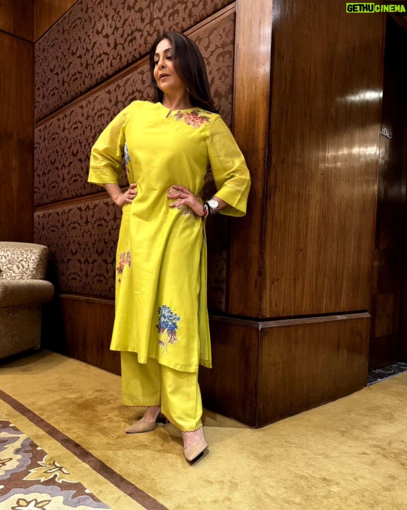 Shefali Shah Instagram - 💚 Hair: @swami.hair.artistry Outfit: @stitched_poetry