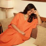 Shefali Shah Instagram - 🧡 Hair: @hairbymousami Make up: @makeupartist_prasenjit Photography: @portraits_by_pro @esteelauderin #ReNutriv #SkinLongevity