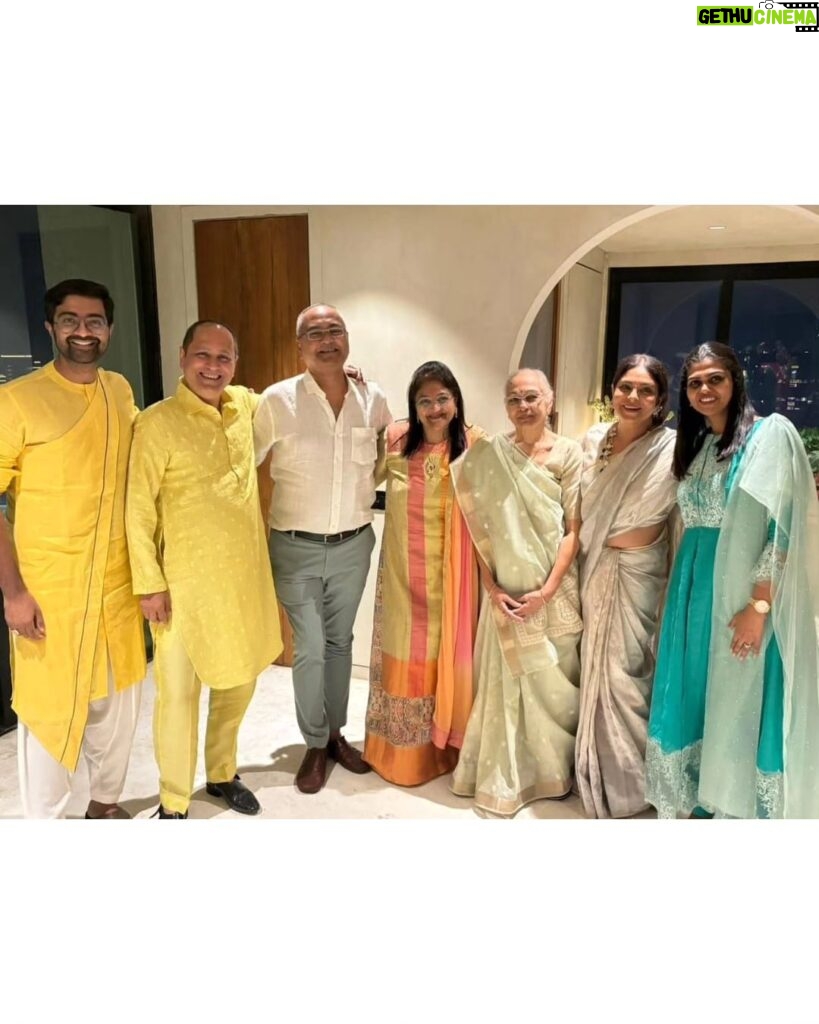 Shefali Shah Instagram - Diwali is about love, light, happiness, togetherness. And it’s been a ritual for years where we all meet at our home to celebrate just that. And it’s priceless.❤️❤️❤️