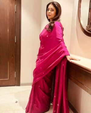 Shefali Shah Instagram - ♥️

Outfit @aankona.design.studio
Jewellery @sheetalzaveribyvithaldas
Make up @pallavisymons 
Hair @sandhyabellarae 
Assisted by @imraj_gupta