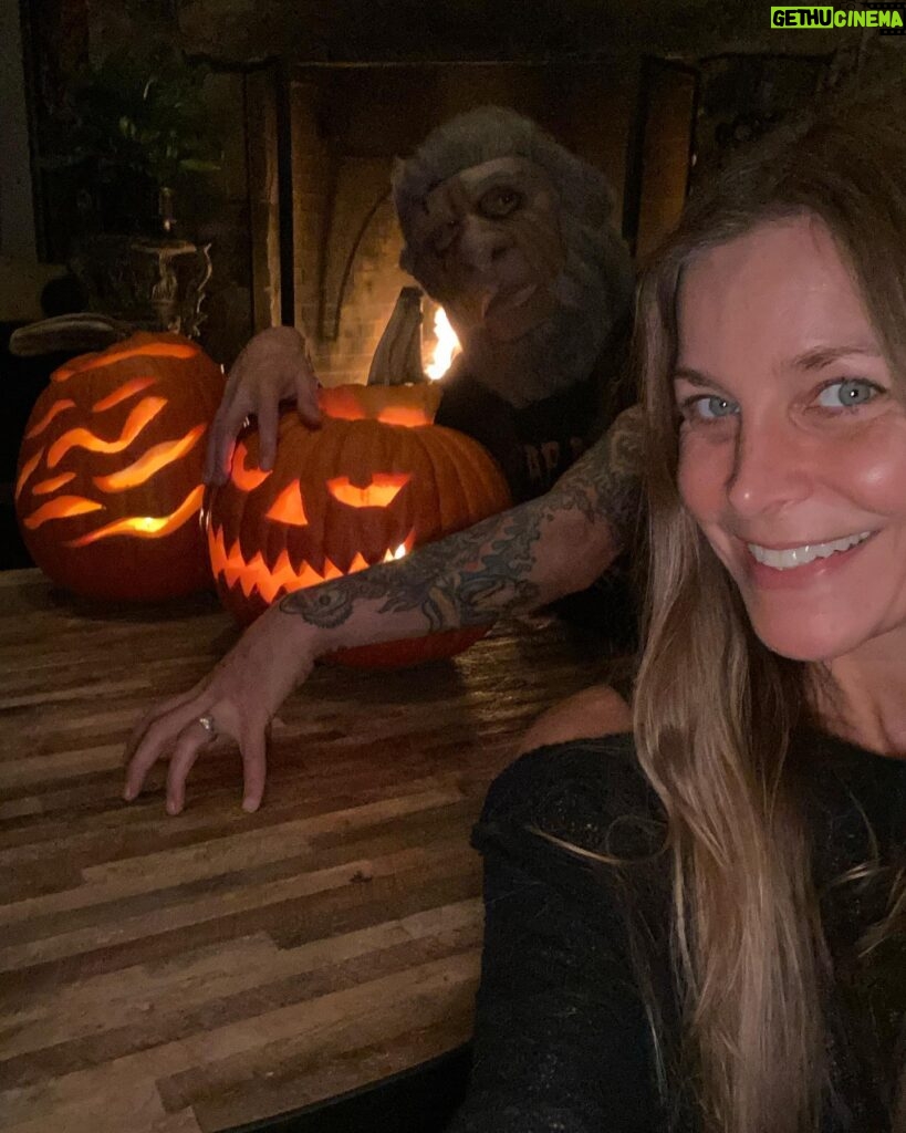 Sheri Moon Zombie Instagram - Happy Halloween Eve🎃 #carvingpumpkins #zombiehalloween #veryfuckedupfrankenstein @robzombieofficial