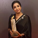 Shilpa Rao Instagram - Absolute honour to be part of the legacy of @dpiff_official … Thank you so much 🙏🏼🙏🏼🙏🏼. Thank you guys for your love, truly humbled 🙏🏼❤️. Wearing @raw_mango Jewellery by @yuvaanjewels Watch by @longines HMU by @mainak.mk_up #shilparao #dadasahebphalkeawards