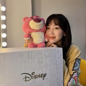 Shin Hyun-been Instagram - 주말엔 @disneypluskr에서 #사랑한다고말해줘