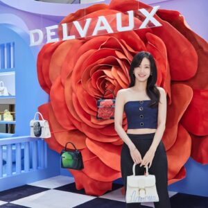 Shin Hyun-been Instagram - 🍏 #DELVAUX #delvauxmagritte