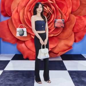 Shin Hyun-been Instagram - 🍏 #DELVAUX #delvauxmagritte