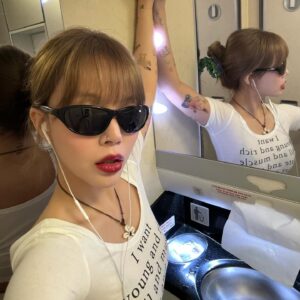 Shin Ji-min Instagram - 😉🤿🐕🌅😎🪑📱🍺💤✈️
