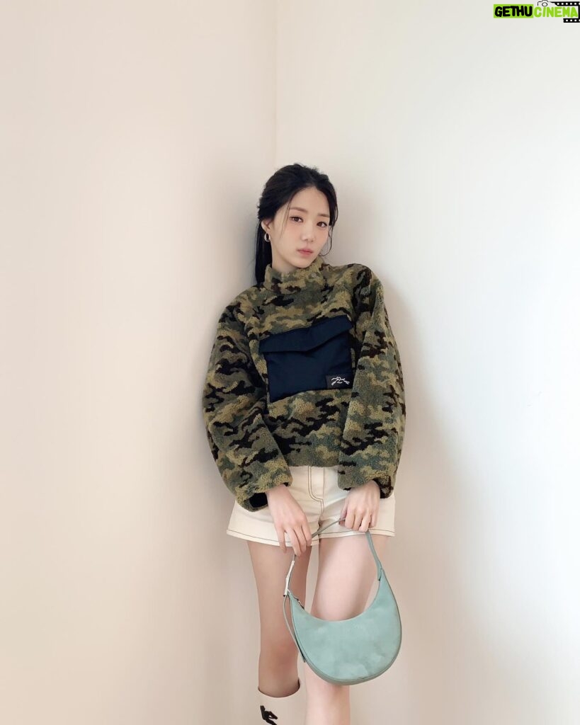 Shin Ji-yeon Instagram - 롱샴🖤 @longchamp #광고 #Longchamp #LongchampRoseau #롱샴 #롱샴로조
