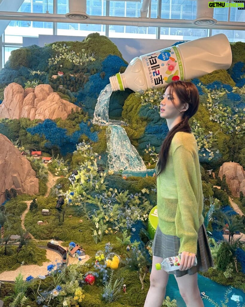 Shin Ji-yeon Instagram - 토레타가 cgv연남에 ‘토레타 월드’를 오픈했다고 해요💚 예쁜 포토존과 체험공간으로 구성된 CGV연남 with 토레타! 로 놀러오세용🐰✨ 장소: 서울시 마포구 양화로 186(동교동) CGV 연남 7층 로비 기간: 8월 18일 ~ 10월 22일 #광고 #토레타 #토레타월드 #수분채움 @coke.deal