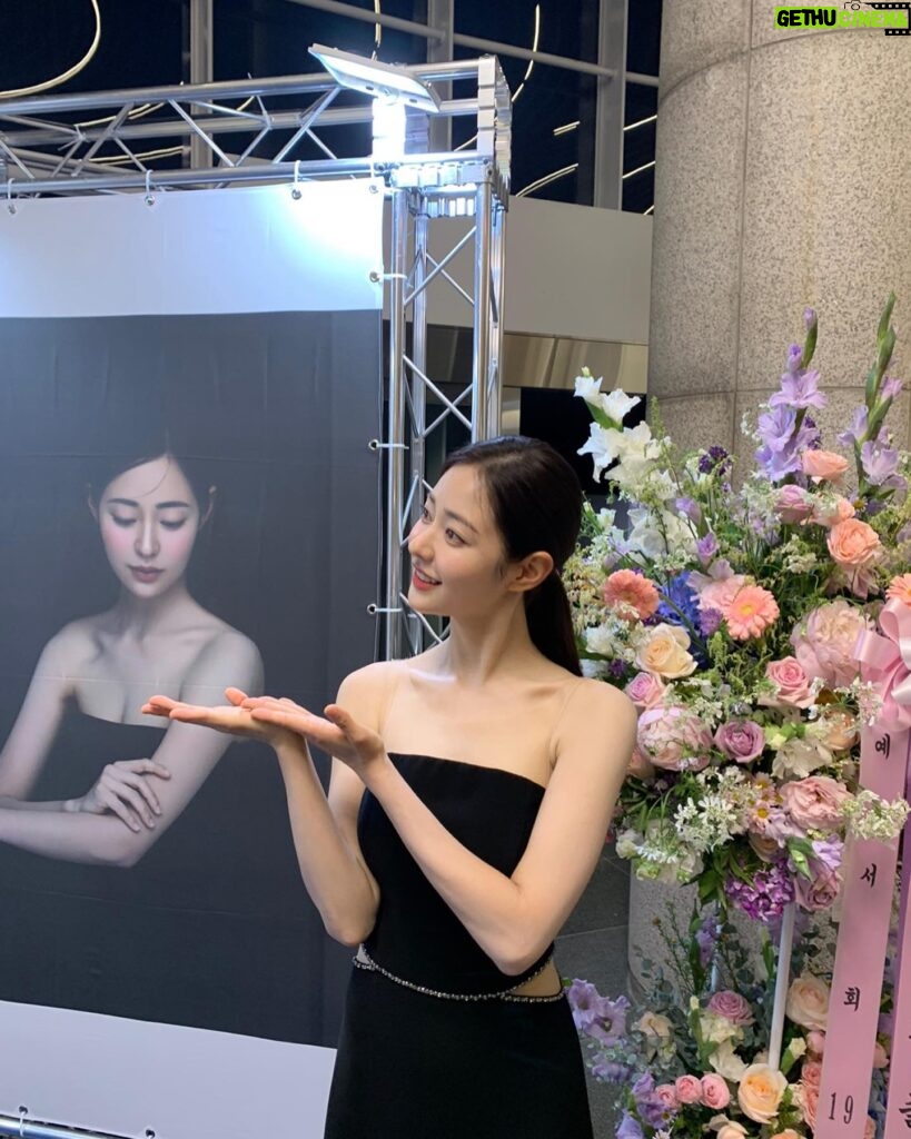 Shin Seul-ki Instagram - 2023.06.25🎹졸업연주 끝!!🤍🎓 연주하는 내내 말로 형용할 수 없을 만큼 행복했고 마지막이라는 생각에 가슴이 아릴만큼 뭉클했습니다. 예술에 정답은 없지만 본질을 찾고자 하는 순수함이 가장 음악을 빛내주는 것 같아요 준비과정은 매우 고됐지만 고민하고 노래할 수 있어 행복했습니다 🥹 학부 생활의 끝을 잘 마무리 할 수 있었던 건 연주회의 자리를 빛내준 지인분들과 팬분들의 사랑 덕분이라고 생각해요 .정말 감사합니다🥹🤍 저는 교정을 떠나지만 4년 동안의 배움을 안고 씩씩하고 성실하게 사회로 나아가겠습니다.🤓 안뇽 학교야~~😍