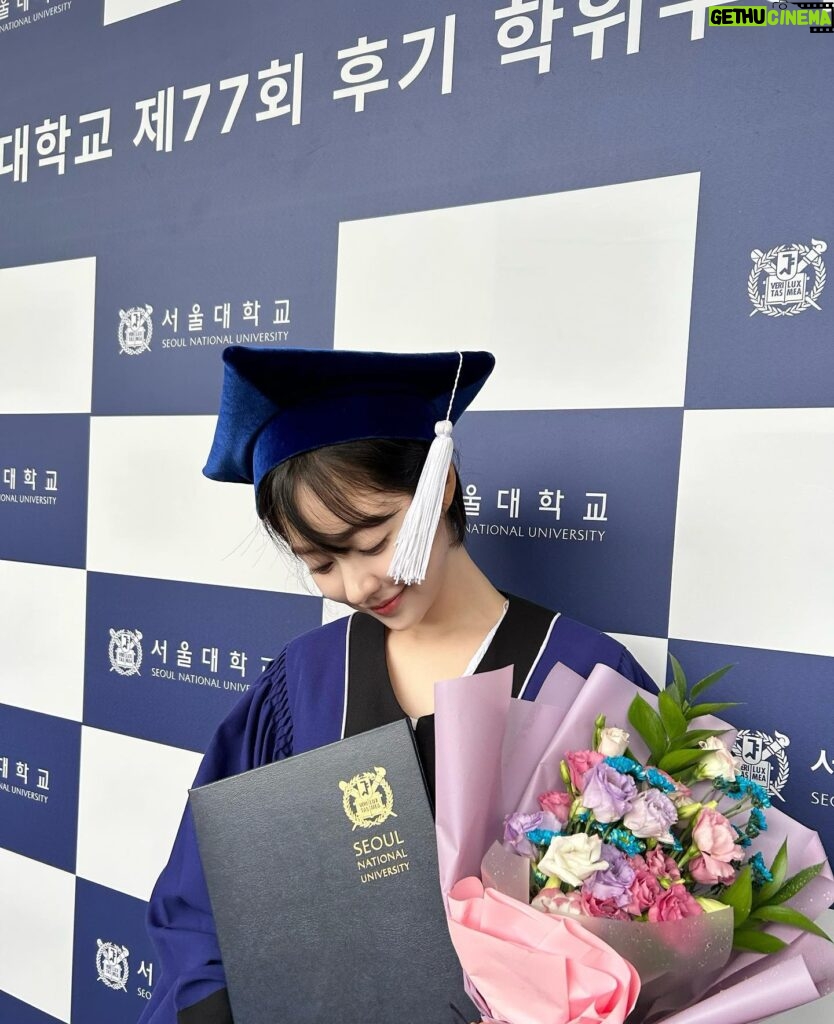 Shin Seul-ki Instagram - 👩‍🎓💙