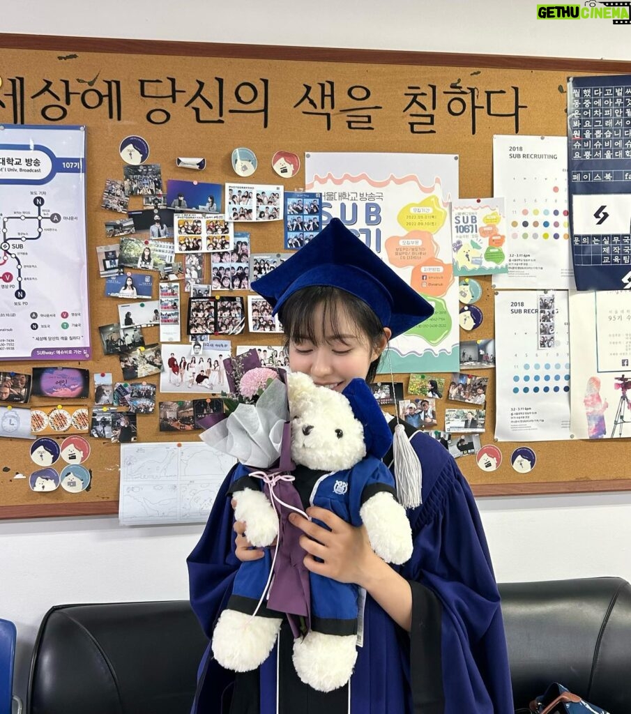 Shin Seul-ki Instagram - 👩‍🎓💙