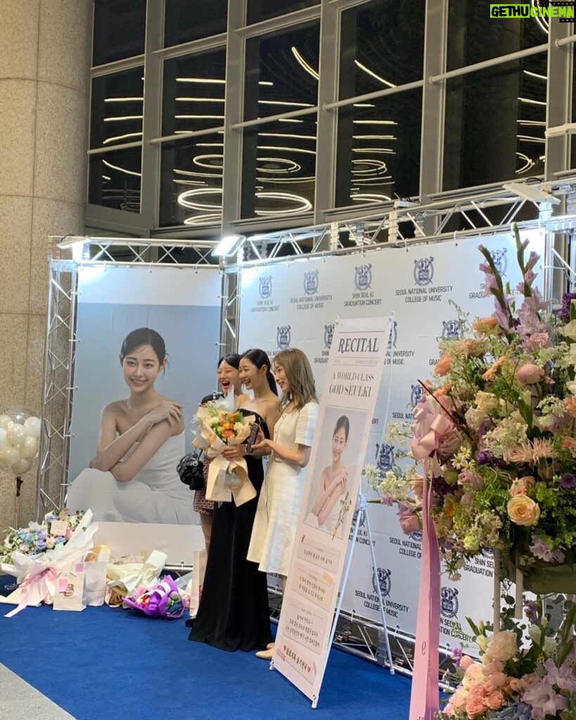 Shin Seul-ki Instagram - 2023.06.25🎹졸업연주 끝!!🤍🎓 연주하는 내내 말로 형용할 수 없을 만큼 행복했고 마지막이라는 생각에 가슴이 아릴만큼 뭉클했습니다. 예술에 정답은 없지만 본질을 찾고자 하는 순수함이 가장 음악을 빛내주는 것 같아요 준비과정은 매우 고됐지만 고민하고 노래할 수 있어 행복했습니다 🥹 학부 생활의 끝을 잘 마무리 할 수 있었던 건 연주회의 자리를 빛내준 지인분들과 팬분들의 사랑 덕분이라고 생각해요 .정말 감사합니다🥹🤍 저는 교정을 떠나지만 4년 동안의 배움을 안고 씩씩하고 성실하게 사회로 나아가겠습니다.🤓 안뇽 학교야~~😍