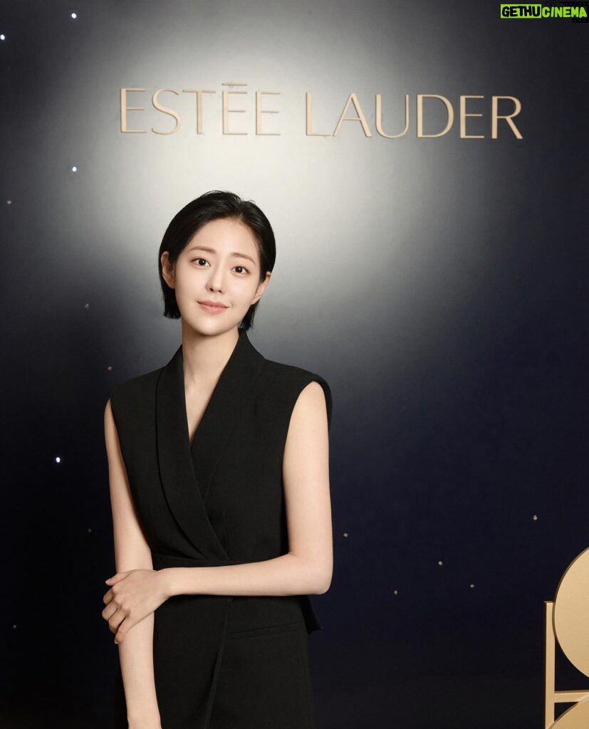 Shin Seul-ki Instagram - #광고 @esteelauderkr ESTEE LAUDER LOUNGE ‘에스티 로더 라운지’에 다녀왔어요☁ 에스티 로더의 갈색병과 신제품 갈색병 레스큐 솔루션 그리고 더블웨어, 퓨어 컬러 립스틱까지 다채로운 체험이 준비되어 있으니 여러분들도 8월13일까지 성수동 에스티 로더 라운지에서 경험해 보세요☺️ #에스티로더라운지 #갈색병 #갈색병레스큐솔루션 #갈색병세럼 #ESTEELAUDER