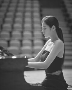 Shin Seul-ki Instagram - 🎹🖤🤍🖤🤍