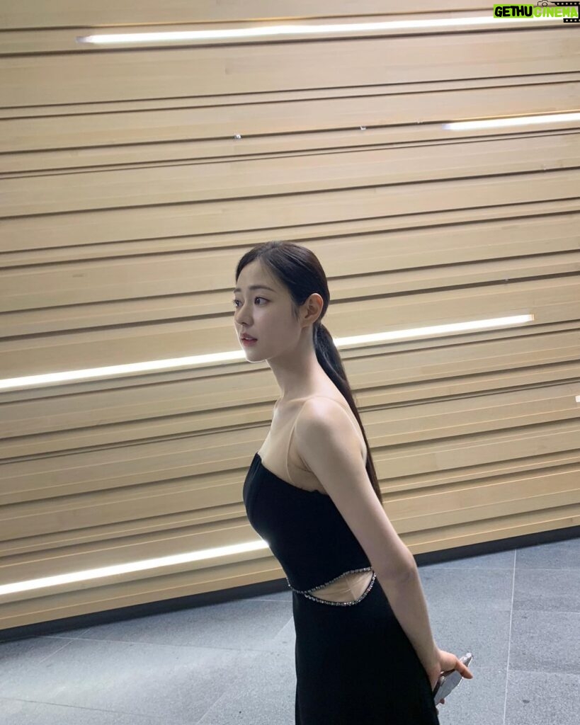 Shin Seul-ki Instagram - 2023.06.25🎹졸업연주 끝!!🤍🎓 연주하는 내내 말로 형용할 수 없을 만큼 행복했고 마지막이라는 생각에 가슴이 아릴만큼 뭉클했습니다. 예술에 정답은 없지만 본질을 찾고자 하는 순수함이 가장 음악을 빛내주는 것 같아요 준비과정은 매우 고됐지만 고민하고 노래할 수 있어 행복했습니다 🥹 학부 생활의 끝을 잘 마무리 할 수 있었던 건 연주회의 자리를 빛내준 지인분들과 팬분들의 사랑 덕분이라고 생각해요 .정말 감사합니다🥹🤍 저는 교정을 떠나지만 4년 동안의 배움을 안고 씩씩하고 성실하게 사회로 나아가겠습니다.🤓 안뇽 학교야~~😍