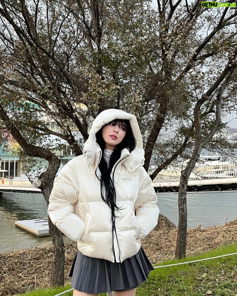 Shin Su-hyun Instagram - 곧 눈올거같아요 따뜻하게 입고다니시라구요 #광고 #듀베티카 #DUVETICA #피오카럭스