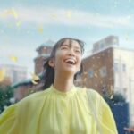 Shiori Sato Instagram - . SOMPOひまわり生命 CMに参加させていただきました🌻 何の花が好き？と聞いてもらうと まず第一に、ひまわり!と答えていたので なんだか素敵なご縁だな〜と☺️ 心地良い春風と共にふわりふわりと流れてくる花びらが とてもとても綺麗で、 心が穏やかになれるようなCMになりました🫧 明日も、前を向いていけますように☺︎