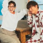 Shiori Sato Instagram - . 「BAILA」4月号 同志のようなパンサーさんをお招きした "クラスメイトと、夢と希望着回し" アザーカットです🫧 くすっとしてきゅんとする物語になりました🌸 それぞれの個性を活かしつつも わたしの壮大な妄想が加わったわけですが 誌面を見た向井さんに、 おれモジモジしすぎじゃない！？ 好きな人の前では照れてばかりで恥ずかしいよ〜 とのお言葉いただいたのですが😂 わ、わ、わたしの勝手な妄想ですからねっ🤭🤫☺️ 麺を可憐に踊らせてくれた菅さん🍜 自ら生クリームを鼻につけてくれた尾形さんも🍰 おちゃめでおもしろくておしゃれな着こなしを 本当にありがとうございました🐆♡ 休憩中に3人でずぅ〜っとお喋りして笑い合っていた あの仲良しな光景も忘れません🥰