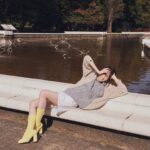 Shiori Sato Instagram - . 「SPUR」2月号 スマイルモード連載☺︎ 今月は大人のショートパンツ🪽 年齢を重ねるにつれて 自然と手に取る機会が少なくなっていたミニ丈でしたが、 今年は流行に背中を押してもらって挑戦してみるのもいいかなと 大きめシルエットのトップスからちらり、だなんて やっぱり可愛いんですよね☺️ とりあえず、膝にクリームは分厚めに塗ろうかなと🦭