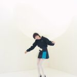 Shiori Sato Instagram - . 「SPUR」4月号 スマイルモード連載☺︎ 今月ははじめましてのスウェット調ニット スウェットは昔から相棒だと思っていたけれど ニットとなるとそれはまた別のお話☺️ シルエットはまったりと、 素材のおかげでしゃきっともできる これから頼れる存在になりそうです🪐 この日は見たことのない大きさのバルーンと戯れながらの撮影でした。 とっても楽しかったのですが、調子に乗って頭に乗せると ふとした時に首を持っていかれそうになるので 仲良くなるのに少しだけ時間がかかりました🫧笑