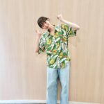 Shiori Sato Instagram - . 所さんがおうちから持ってきてくださった たくさんのアロハシャツ。 好きなもの選んでとのお言葉をいただき ちょっとレトロな、緑色のこのアロハシャツを🌈 さんまさんやお客さまがいらっしゃる中での収録... いつもだったらもっともっと緊張しちゃっていたけど 所さんからのお守りで楽しく終えることができた日🕊️ 笑ってコラえて！新春スペシャルありがとうございました☺︎ 朝までハシゴの旅で出会えた 素敵なみなさんとのご縁にも、大感謝です☺️ また乾杯できますように！