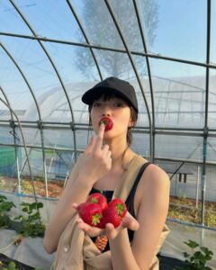 Shiori Sato Instagram - . いちごがり🍓 大盛り蕎麦を食べた後だったので 食べ放題にしては悔しい結果でしたが 甘くて美味しくて可愛くて満足満足🤭