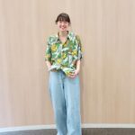 Shiori Sato Instagram - . 所さんがおうちから持ってきてくださった たくさんのアロハシャツ。 好きなもの選んでとのお言葉をいただき ちょっとレトロな、緑色のこのアロハシャツを🌈 さんまさんやお客さまがいらっしゃる中での収録... いつもだったらもっともっと緊張しちゃっていたけど 所さんからのお守りで楽しく終えることができた日🕊️ 笑ってコラえて！新春スペシャルありがとうございました☺︎ 朝までハシゴの旅で出会えた 素敵なみなさんとのご縁にも、大感謝です☺️ また乾杯できますように！