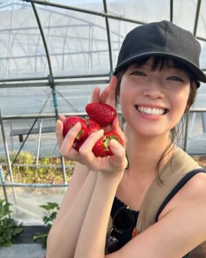 Shiori Sato Instagram - .
いちごがり🍓
大盛り蕎麦を食べた後だったので
食べ放題にしては悔しい結果でしたが
甘くて美味しくて可愛くて満足満足🤭
