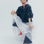 Shiori Sato Instagram - . Spick&Span デニム、オーバーサイズ、 セットアップやワンピース 白やオレンジ、レースに刺繍に キャップとスニーカー🕊️ 大好きがぎゅうぎゅうに詰まったスタイリングで 思い返せば撮影中ちょっとだけ宙に浮いてたかもしれない☺️ ひとつひとつのアイテムにこだわりが溢れているので 着ているだけでわくわくします。 春のお出かけのお供に、是非☺︎