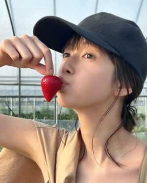 Shiori Sato Instagram - .
いちごがり🍓
大盛り蕎麦を食べた後だったので
食べ放題にしては悔しい結果でしたが
甘くて美味しくて可愛くて満足満足🤭