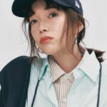 Shiori Sato Instagram - . Spick&Span デニム、オーバーサイズ、 セットアップやワンピース 白やオレンジ、レースに刺繍に キャップとスニーカー🕊️ 大好きがぎゅうぎゅうに詰まったスタイリングで 思い返せば撮影中ちょっとだけ宙に浮いてたかもしれない☺️ ひとつひとつのアイテムにこだわりが溢れているので 着ているだけでわくわくします。 春のお出かけのお供に、是非☺︎
