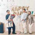 Shiori Sato Instagram - . 「BAILA」5月号 こ~んにちは~👐錦鯉さんをお招きした "父と上司と新生活着回し"アザーカットです🥛 商店街のみんなからも愛される自慢のおとうちゃんを長谷川さんに かっこよくて優しくてお仕事は完璧だけれど恋には奥手な上司を渡辺さんに あたたかく優しく演じていただきました！ 撮影の合間にはこんなお洋服初めて着たよと 1カット1カット終わるごとに ご自分の携帯で写真を撮っていた長谷川さん☺️ (どんな時に見返すのかな、参考にしてもらえるのかな🤭♡) どれもこれもお似合いだったけれど、 とくにスタッフさんからの歓声が大きかったコーデに対して こういうのも着てみようかな、お買い取りしようかなあと 本気で悩んでくれていた渡辺さん🥺 わたしはおふたりがお着替えをするたびに、 モテてモテて仕方なくなっちゃうよーー！と 毎カット心の中で叫んでおりました🪽 いつものピシッとしたスーツ姿の錦鯉さんも素敵だけれど ちょっとカジュアルで遊び心溢れるおふたりも さいっっこうですので、是非！！ と、と、と、とても可愛いですよう....！！！🥰