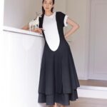 Shiori Sato Instagram - . 「SPUR」3月号 スマイルモード連載☺︎ 今月はモノトーン🦓 比較的白や黒は普段から近くにはいてくれていたのですが こんなにも背筋が伸びるモノトーンがあるだなんて 聞いていませんでした☕️ これからは、引き続き安心安定の色でいてもらいつつも ちょっときりっとした気持ちになれるアイテムとしても お世話になろうかと思います。 また、世界が広がった🕊️ #SPUR連載 #佐藤栞里のスマイルモード
